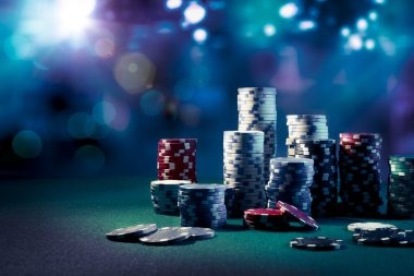 Live roulette wheel spinning with Cash Out offer displayed